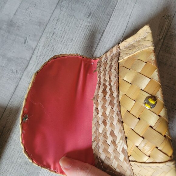 Handwoven Raffia Crossbody Bag & Clutch Set With Floral Design - Picture 6 of 12